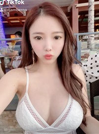 27 deejayamberna 585P4
